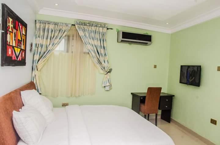 Ben Auto Hotel Lagos Exterior photo
