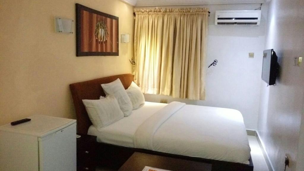 Ben Auto Hotel Lagos Exterior photo